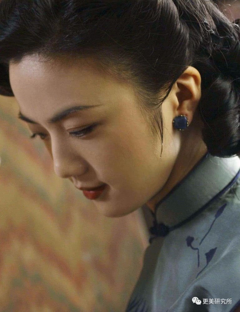 别再吹少女感了，秋日美人带着女人味颠覆审美