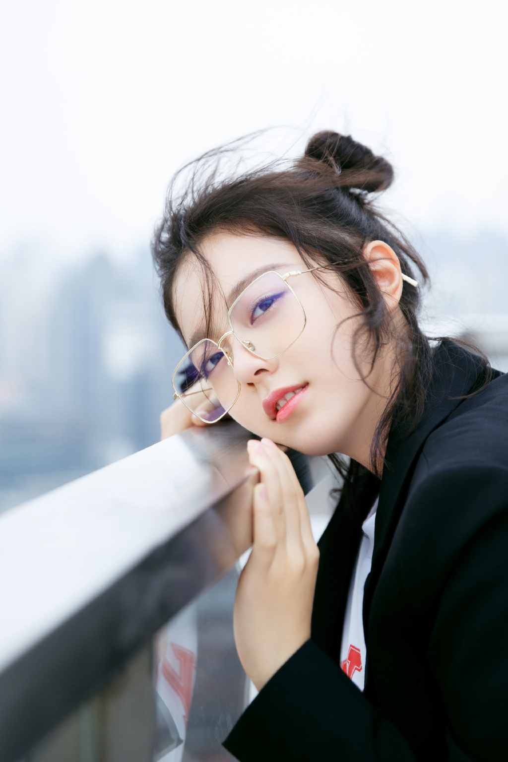 赵今麦可甜可盐的西服写真图片