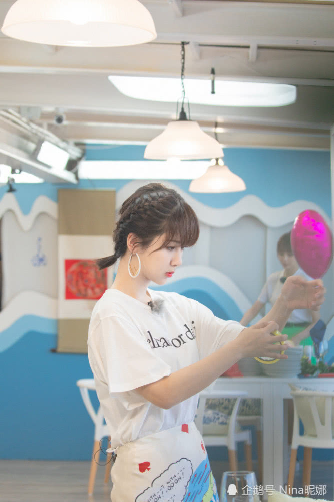 杨紫穿西装配裙子真好看,越来越有品了