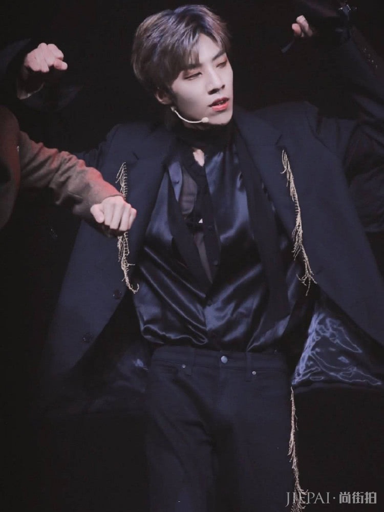 UNINE新造型,穿黑色造型耍帅,却被陈宥维土黄色抢镜!