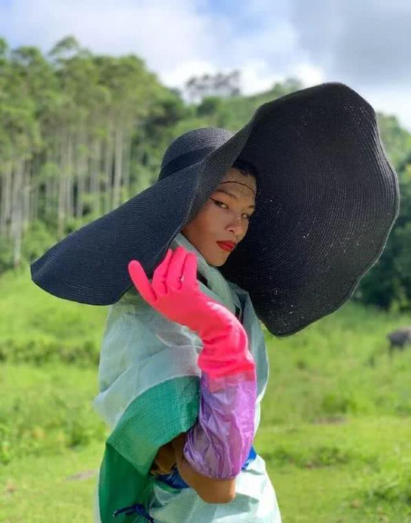 这位中国小伙把田埂变成了时装周，不仅有高级脸还有一颗追梦心