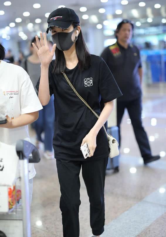李一桐穿黑色T恤配黑色休闲裤,机场街拍瘦出新高度