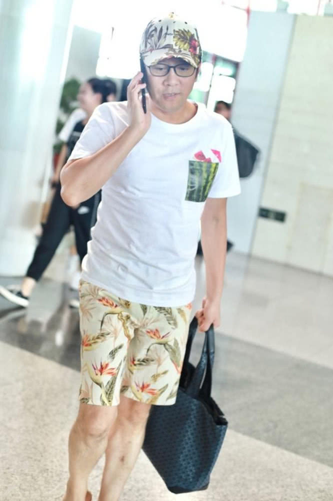 蔡国庆穿印花装搭凉拖清凉走机场,潮味不减当年