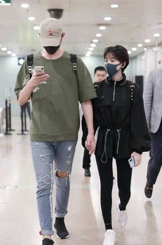 于小彤女友穿无痕裤凹腿，让190的直男对她百般甜宠