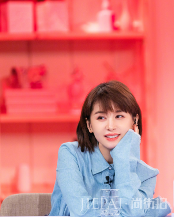 王子文最新衣品来袭,军绿色外套穿出了霸气感