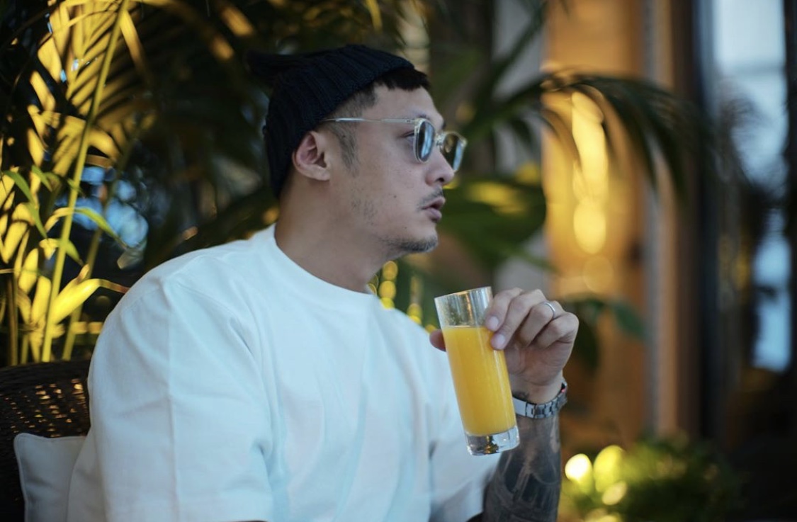 六叔纽约休闲度假已开启！日常上身穿搭依旧帅翻天！