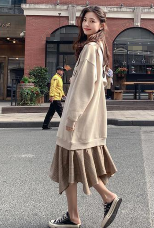 初秋收起短裙穿长裙，10款卫衣裙不可缺少，减龄百搭还时髦
