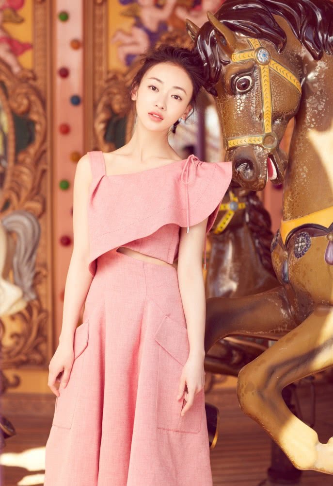 吴谨言剪空气刘海,穿灯笼袖上衣配短裤,美成18岁少女