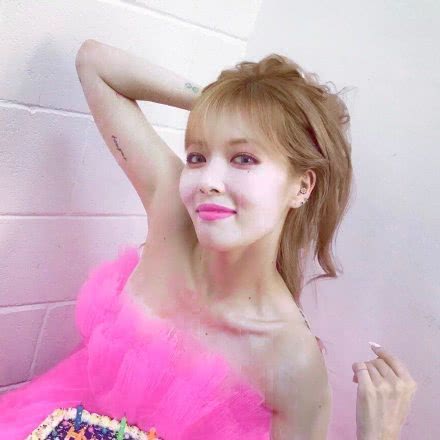 爱豆遇到荧光芭比粉，辣Lisa土味厚唇，泫雅甜美娇娃超吸睛