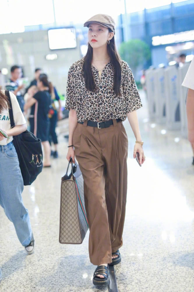 秋日明星机场街拍:孟美岐程潇穿出复古感,金高银打扮最高级