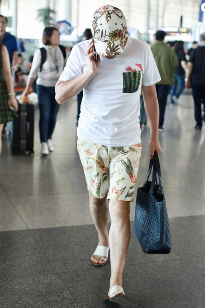蔡国庆穿印花装搭凉拖清凉走机场,潮味不减当年