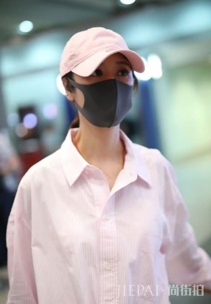 43岁林心如粉色穿搭少女感十足，身材苗条看不到怀二胎迹象