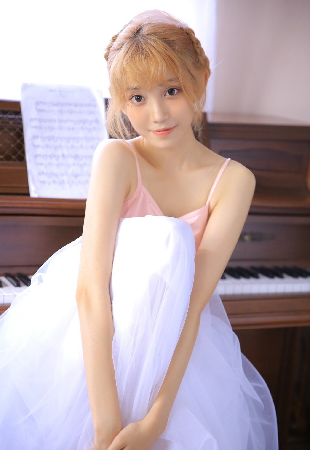 参加舞蹈课的漂亮金发美女吊带白丝美腿诱惑写真超性感