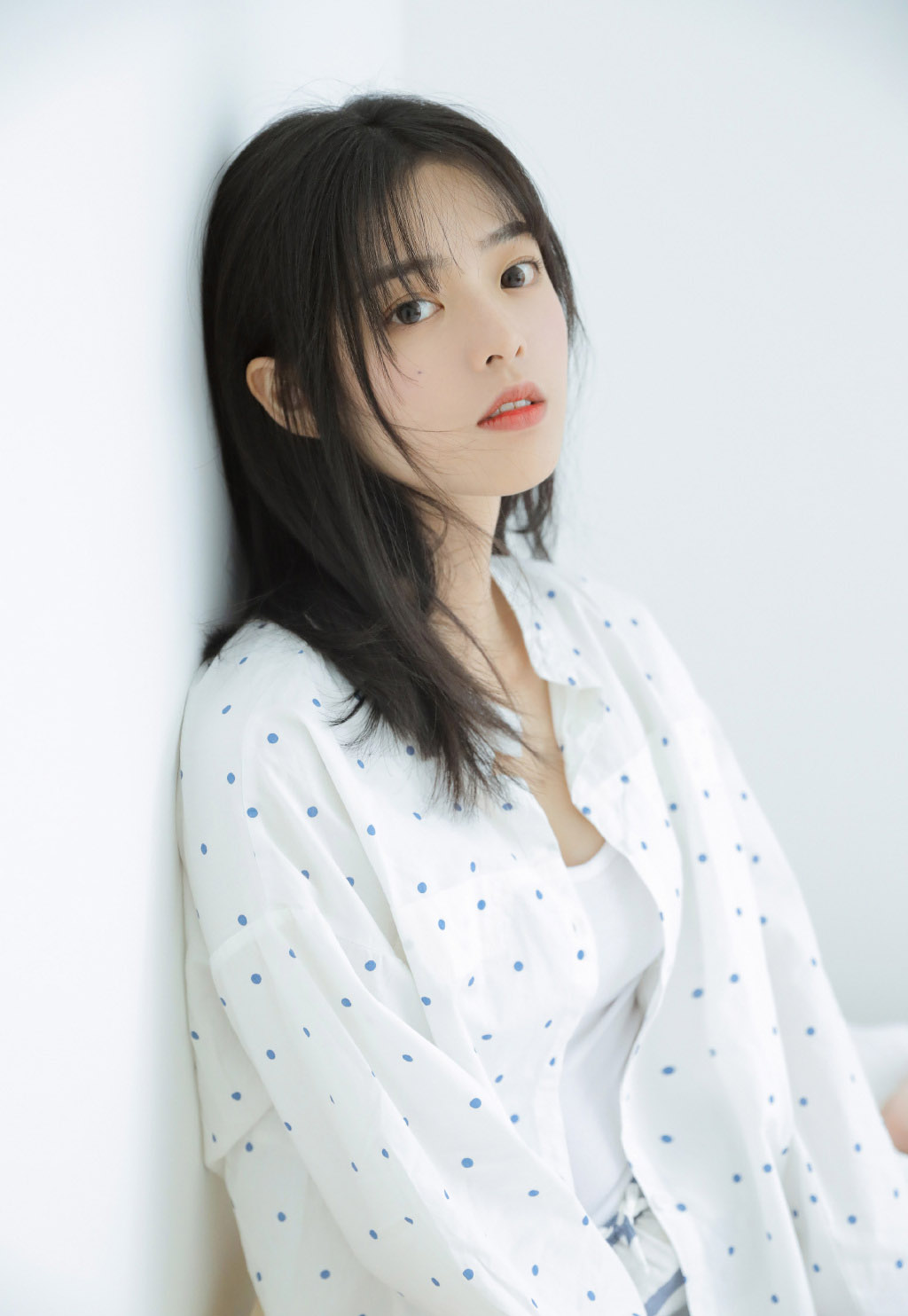 宅男女神清新灵动吊带装高颜值性感美女写真