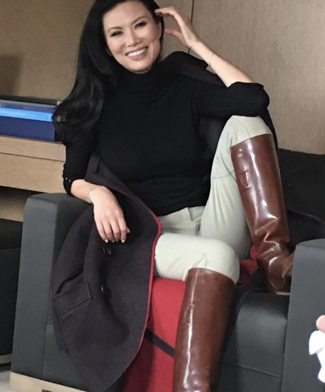 50岁邓文迪与23岁小男友彻底掰了，男方公开与漂亮新女友亲吻