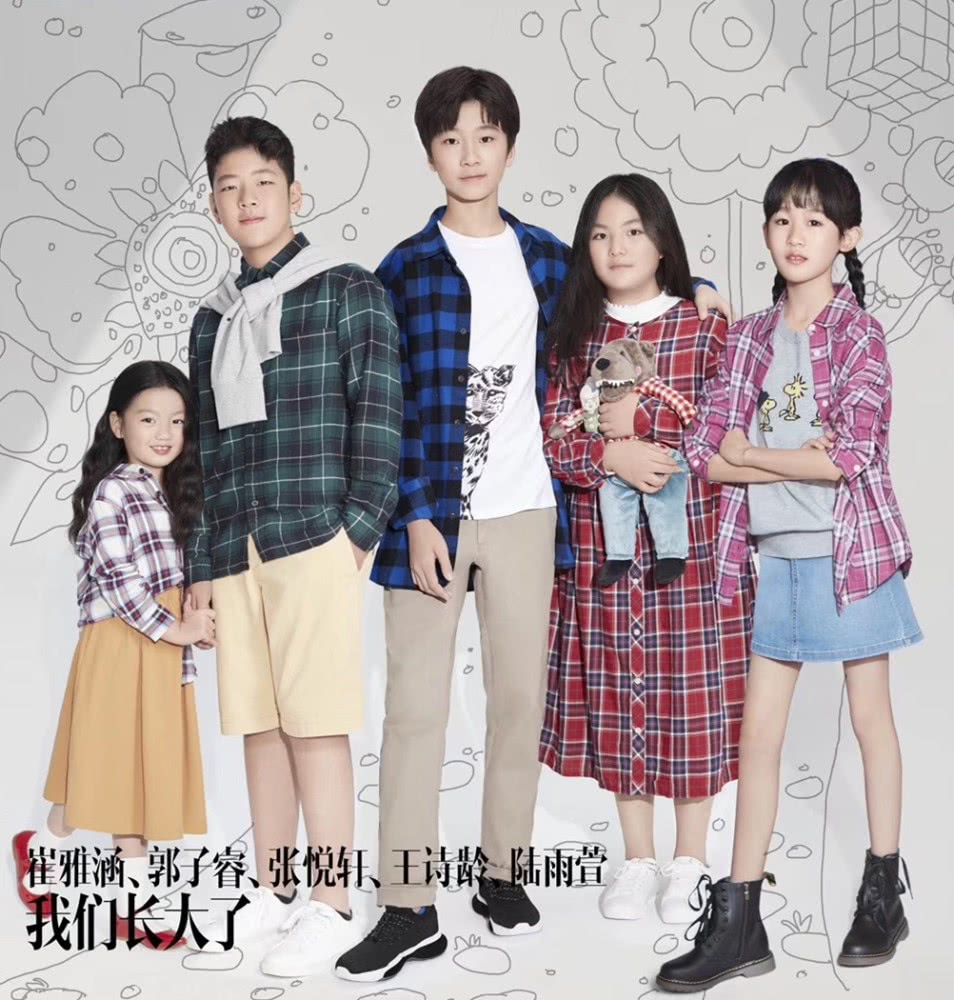 萌娃阿拉蕾开学，双马尾白T恤造型简约，私下甜美范儿俨然小女神