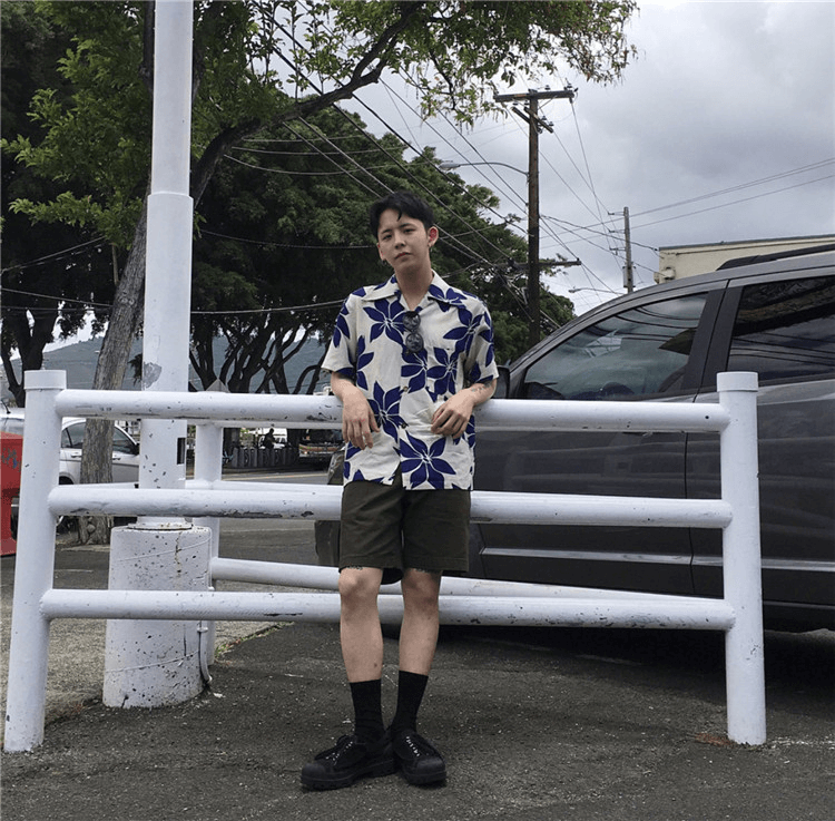 谁说男生不能色彩缤纷?学会利用花衬衫,让你做个超A少年!