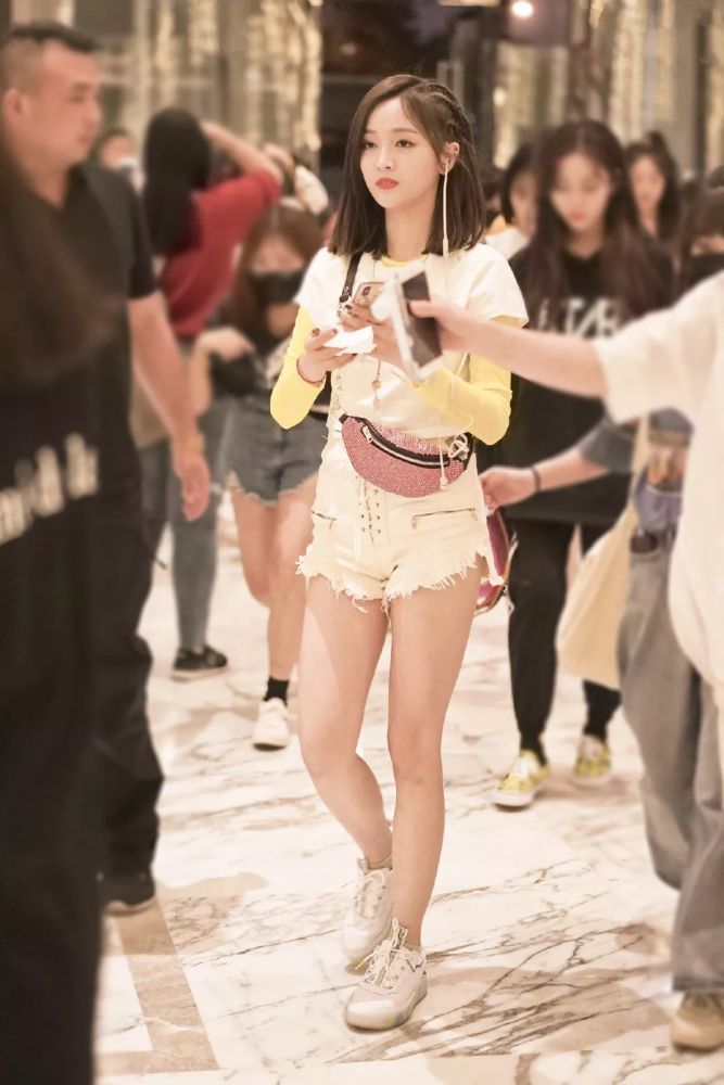 吴宣仪也太甜了吧!穿牛油果绿露脐装清新又时髦