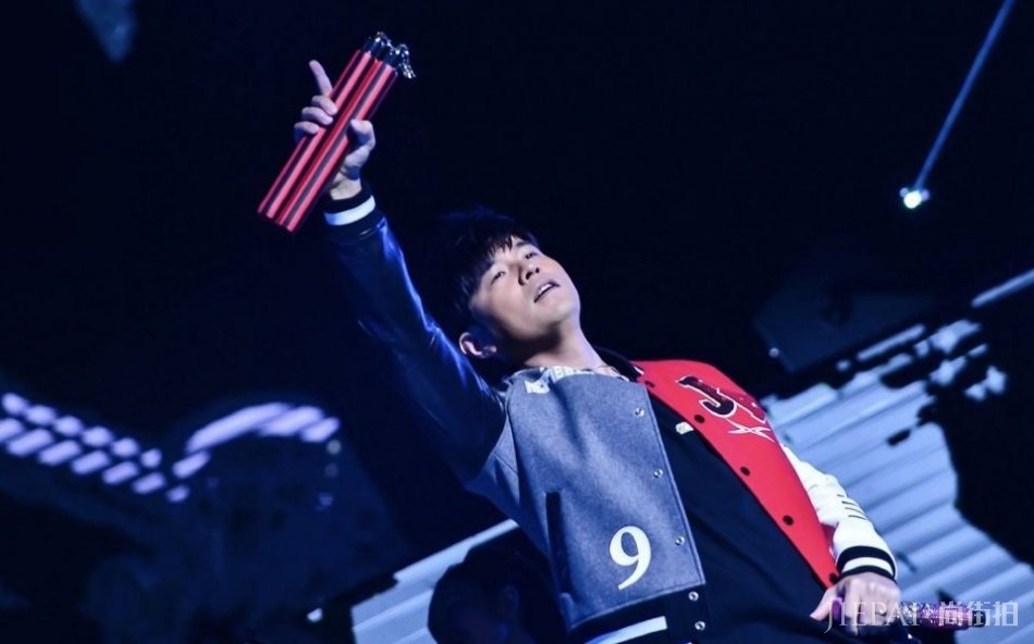 周杰伦演唱会注水严重,粉丝恳求别请新人助唱,天王怒怼:偏要请