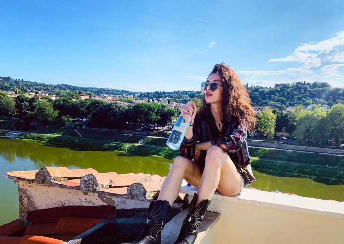 钟楚曦意大利旅拍,随性爆炸头搭牛仔热裤,景美人飒实在抢镜