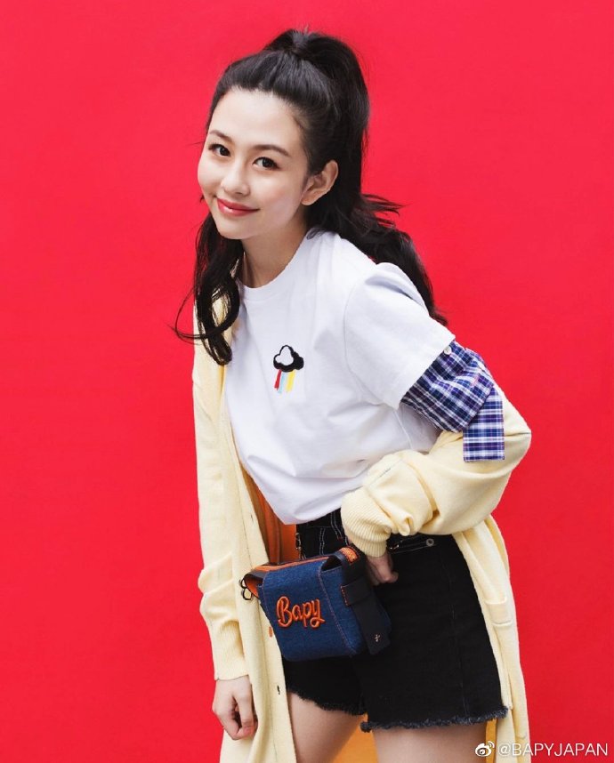 邱淑贞18岁女儿又晒自拍了，长大后的她甜美可爱颜值优秀