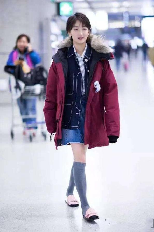 女明星蒋欣迪丽热巴关晓彤郑爽周冬雨穿长腿袜谁更迷人?
