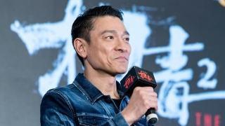 54岁的郭富城在演唱会上脱衣露腹肌，是四大天王中身材最好的