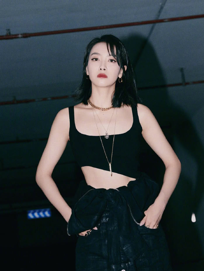 22岁Lisa32岁宋茜，同样搭配黑色露脐装不是年龄小就能赢