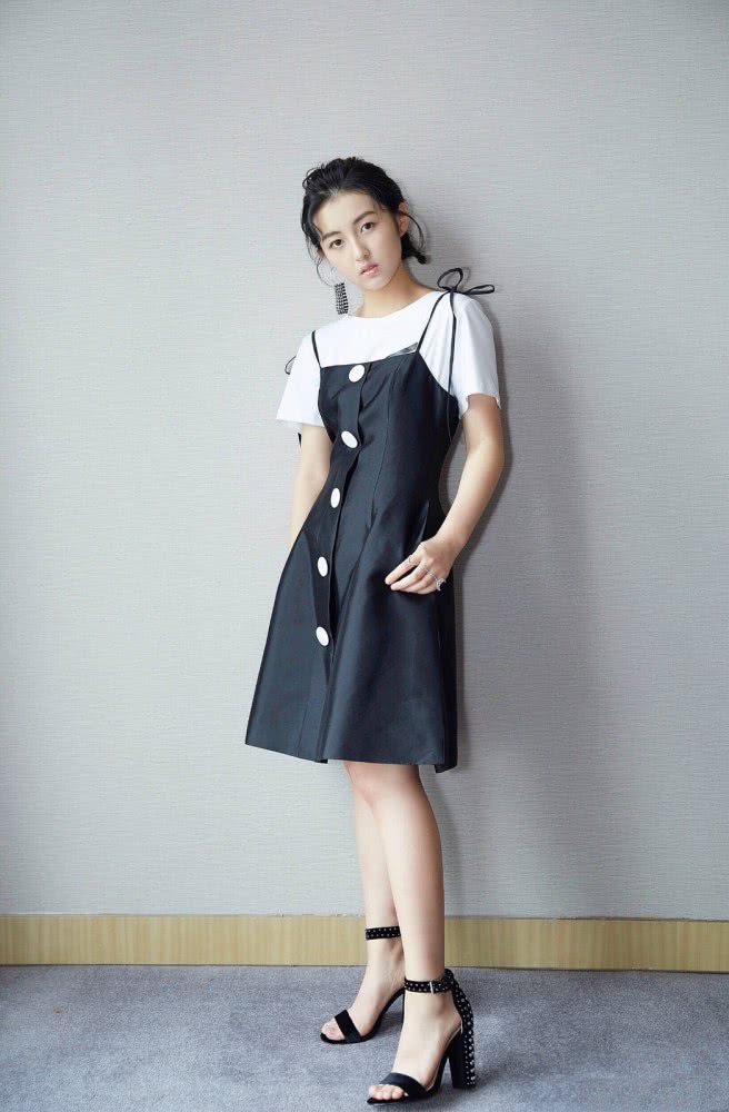 张子枫穿4万3的外套搭配牛仔裤,比男的都帅