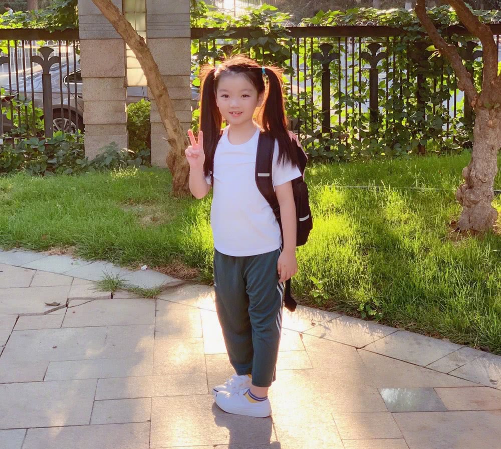 萌娃阿拉蕾开学，双马尾白T恤造型简约，私下甜美范儿俨然小女神