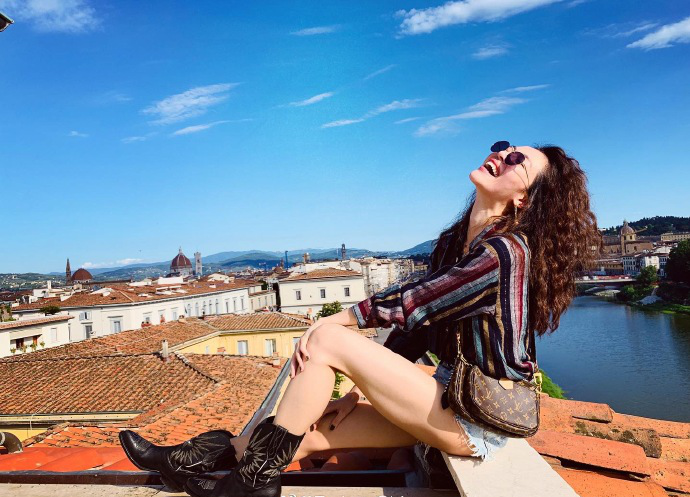 钟楚曦意大利旅拍,随性爆炸头搭牛仔热裤,景美人飒实在抢镜