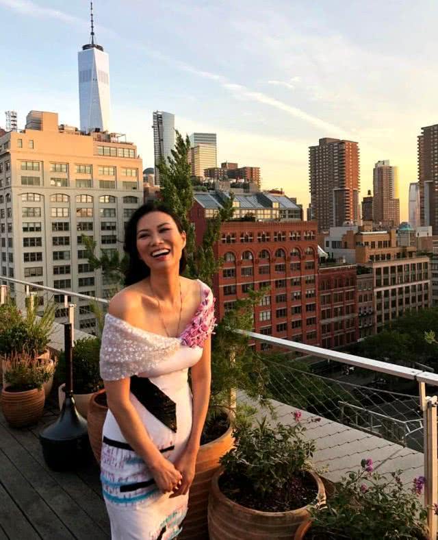 50岁邓文迪与23岁小男友彻底掰了，男方公开与漂亮新女友亲吻