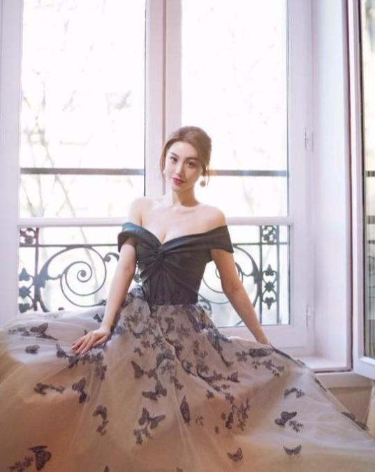 刘翔前妻参加好友聚会,深夜坐街头思绪万千,经历风雨后更添气质