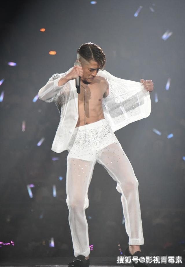 54岁的郭富城在演唱会上脱衣露腹肌，是四大天王中身材最好的