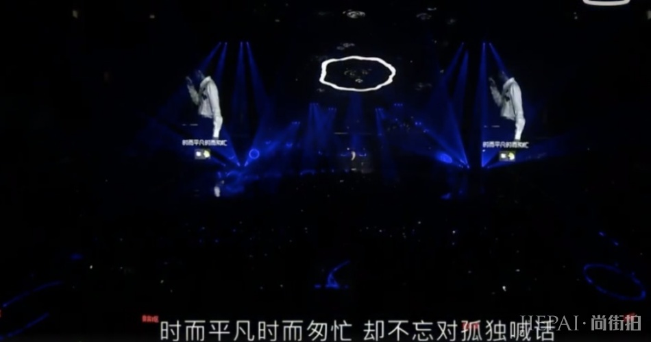 王源演唱会上被巨响吓到弹起!面对突发事故,他三次登台解释原因