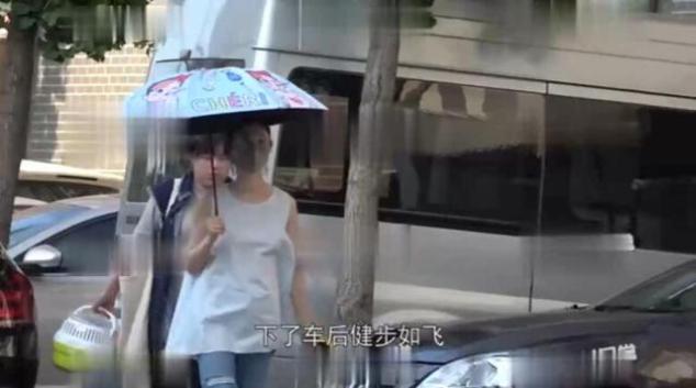 范冰冰被曝产子后首现身,腰肢纤细小腹平坦,一晚赶两场饭局超忙