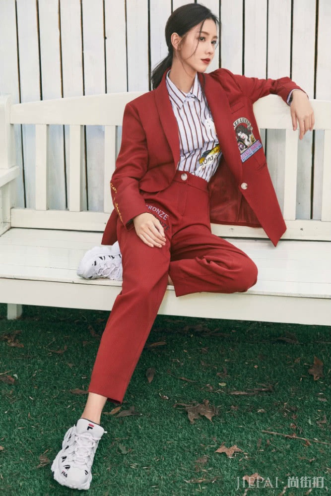 陈都灵不仅长的好看,穿衣也不简单!穿“反差”裙好冷艳,配长靴更显腿长