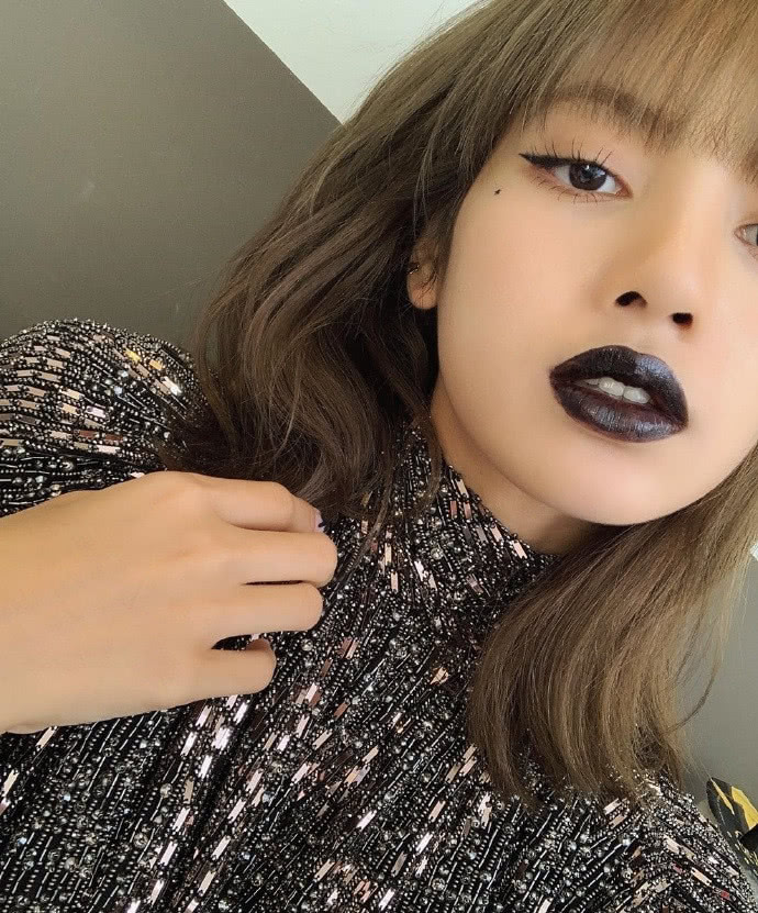 爱豆遇到荧光芭比粉，辣Lisa土味厚唇，泫雅甜美娇娃超吸睛