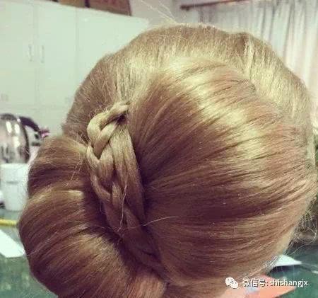 简单的编发和丸子头搭配技巧，效果相当不错哦