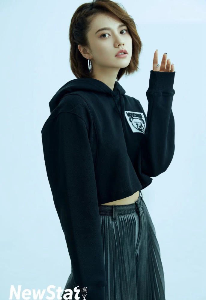 剪了短发的孙亚亚用7套造型，演绎2019早秋时尚穿搭