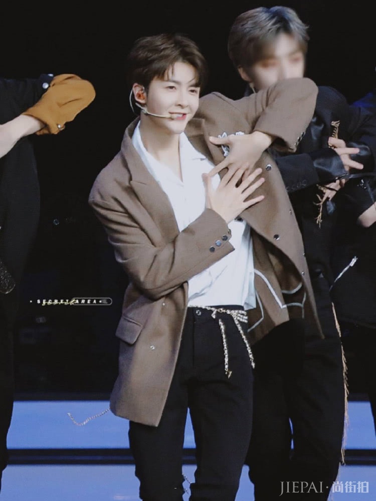 UNINE新造型,穿黑色造型耍帅,却被陈宥维土黄色抢镜!