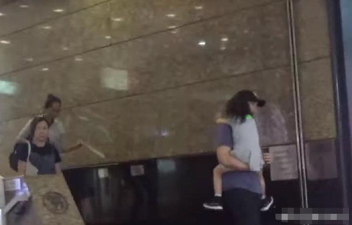 杨幂被粉丝抵制新剧进退两难,刘恺威抱小糯米现身街头甜蜜温馨