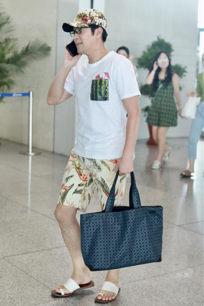 蔡国庆穿印花装搭凉拖清凉走机场,潮味不减当年