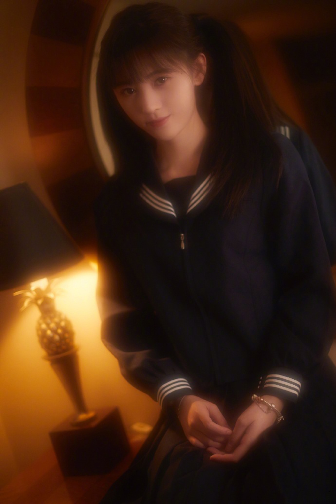 鞠婧祎穿水手服可爱双马尾发型朦胧风格写真图片