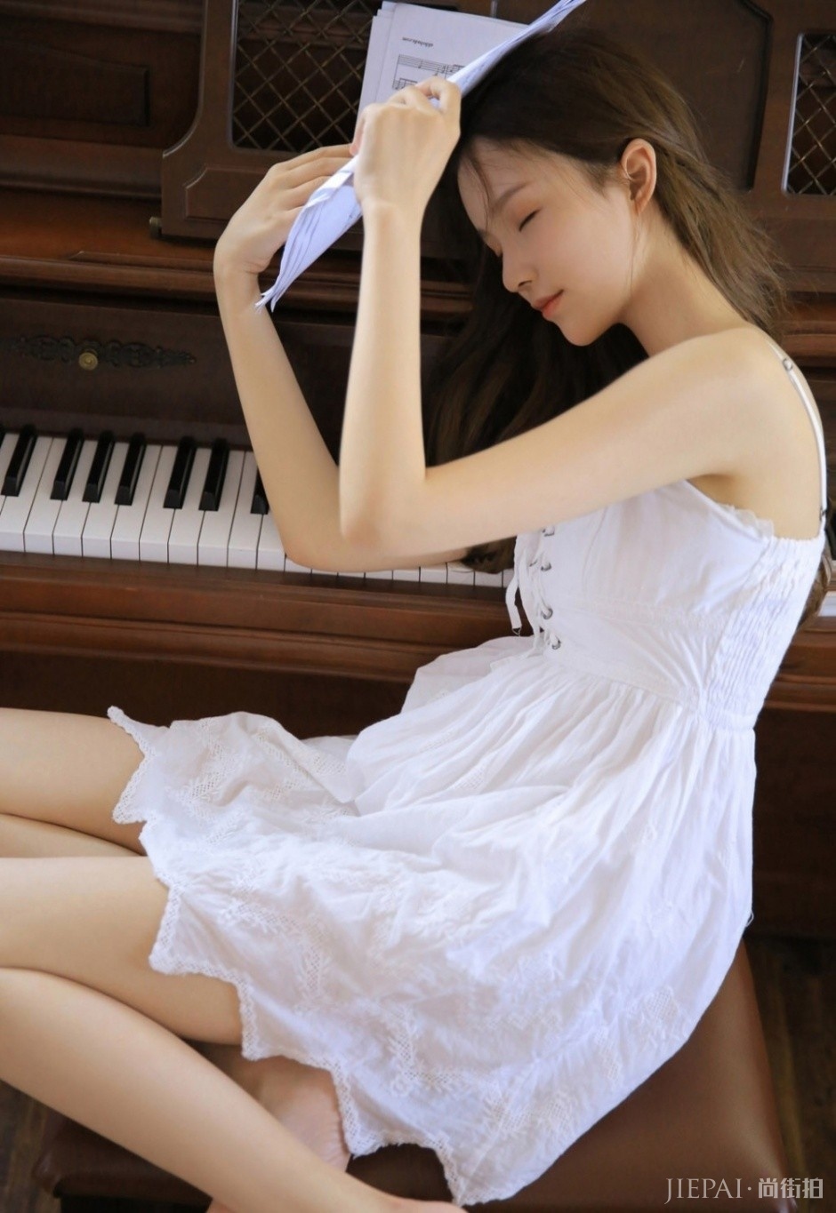 长相清纯打扮粉嫩的少女穿吊带长裙迷人美女图片