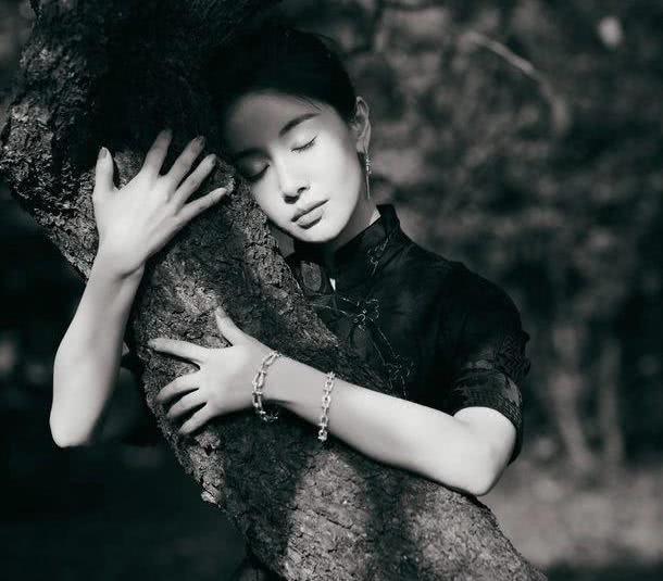 王子文驾驭摩登国风大片,穿搭尽显东方“侠义感”,玩得很高级