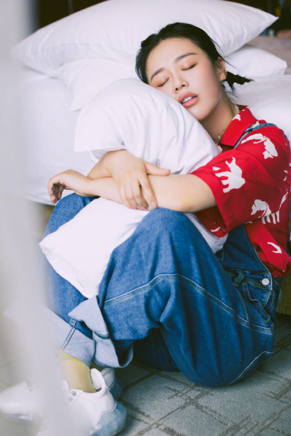 马思纯9月写真,白色上衣搭橙色长裤又飒又美