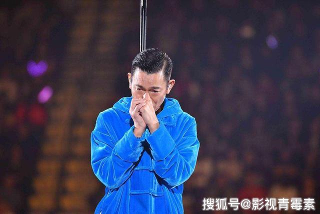 54岁的郭富城在演唱会上脱衣露腹肌，是四大天王中身材最好的