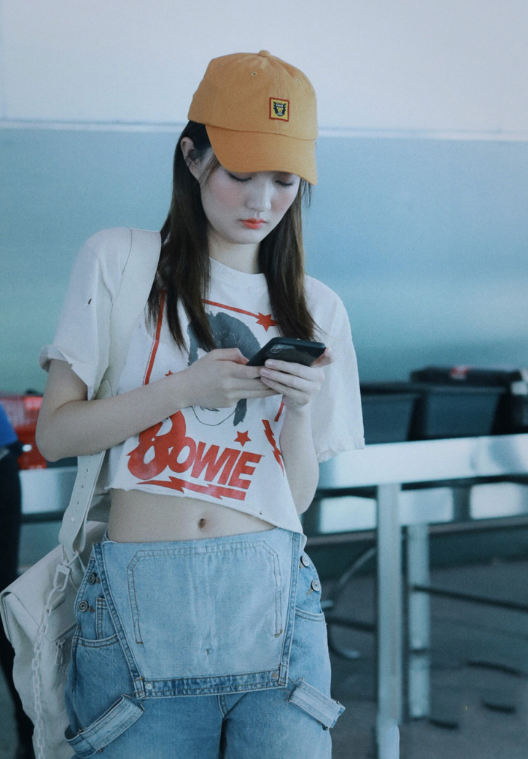 徐璐机场街拍：穿背带裤一根背带都不背？