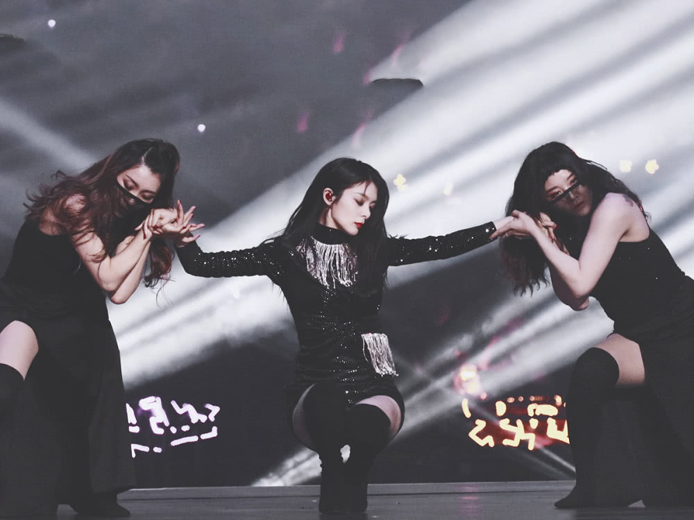 傅菁穿小黑裙秒变腿精,美出新高度